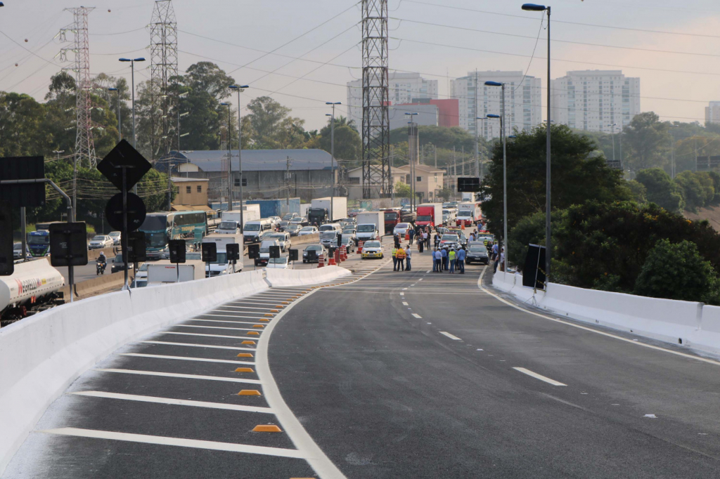 caminhao-com-15-toneladas-de-carne-tomba-na-marginal-tiete-e-interdita-pista-–-jovem-pan