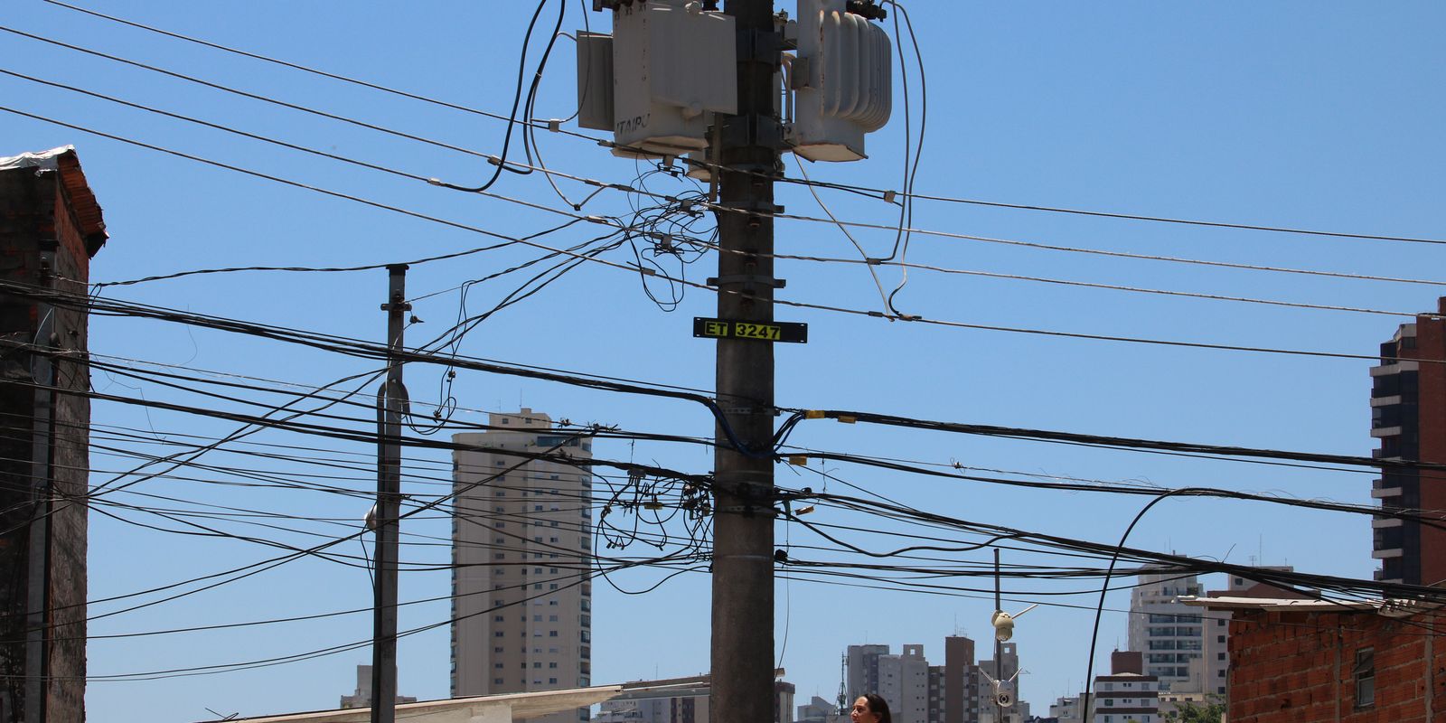 justica-determina-que-enel-reduza-casos-de-falta-de-energia