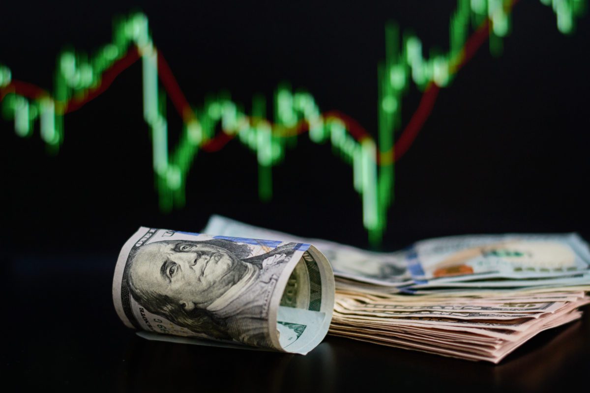 real-mais-forte-abre-janela-para-aumentar-posicao-em-ativos-dolarizados-|-investnews