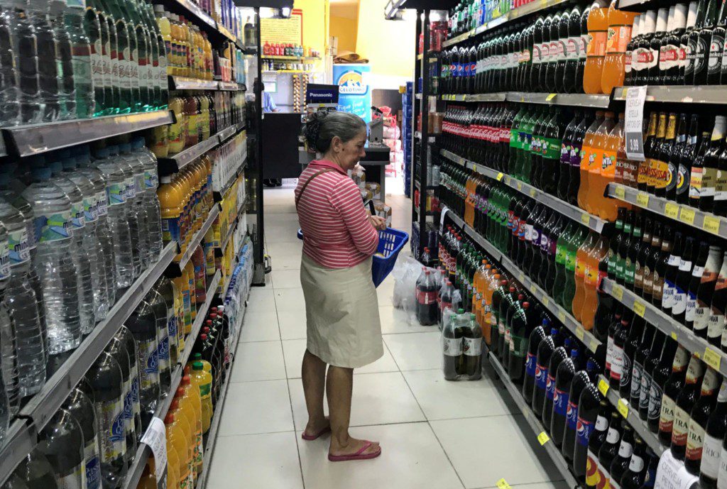 Consumidora faz compras em supermercado do Rio de Janeiro