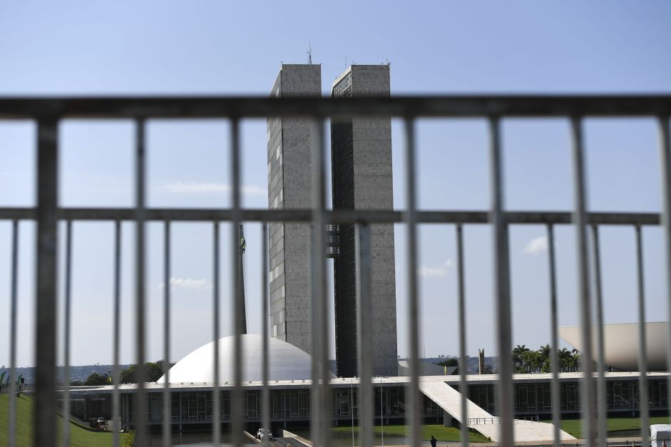 policia-legislativa-comeca-a-retirar-grades-de-protecao-do-congresso-nesta-terca-|-cnn-brasil