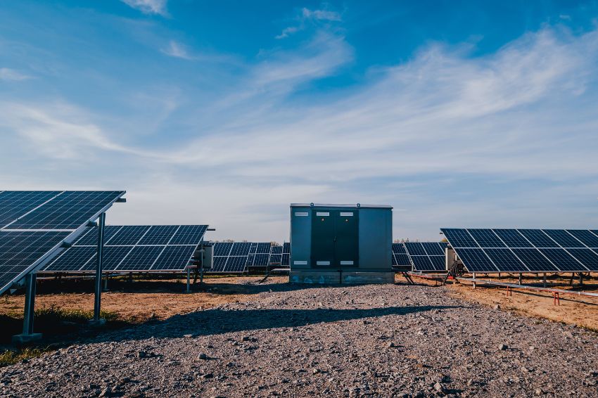 inversores-hibridos-e-armazenamento-de-energia-devem-ganhar-espaco-no-setor-solar
