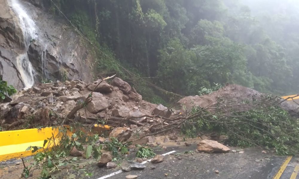 rodovia-mogi-bertioga-e-interditada-apos-deslizamento-de-barreira-e-pedra-–-jovem-pan