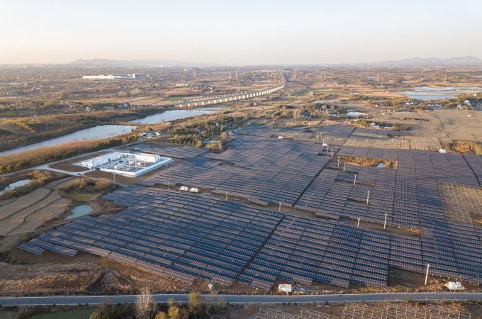 Projeto de 40 MW de utility-scale localizado na China. Imagem: Qn-Solar/Reprodução