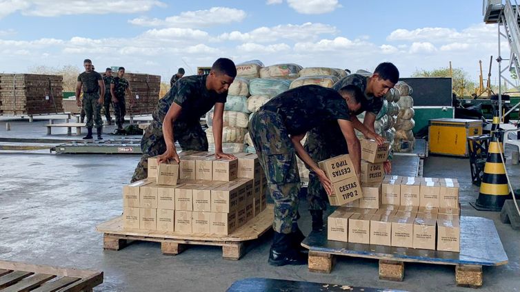 Brasileira (FAB), por meio do Comando de Operações Aeroespaciais (COMAE) está apoiando as ações de distribuição de cestas de alimentos na Terra Indígena Yanomami. Foto FAB.