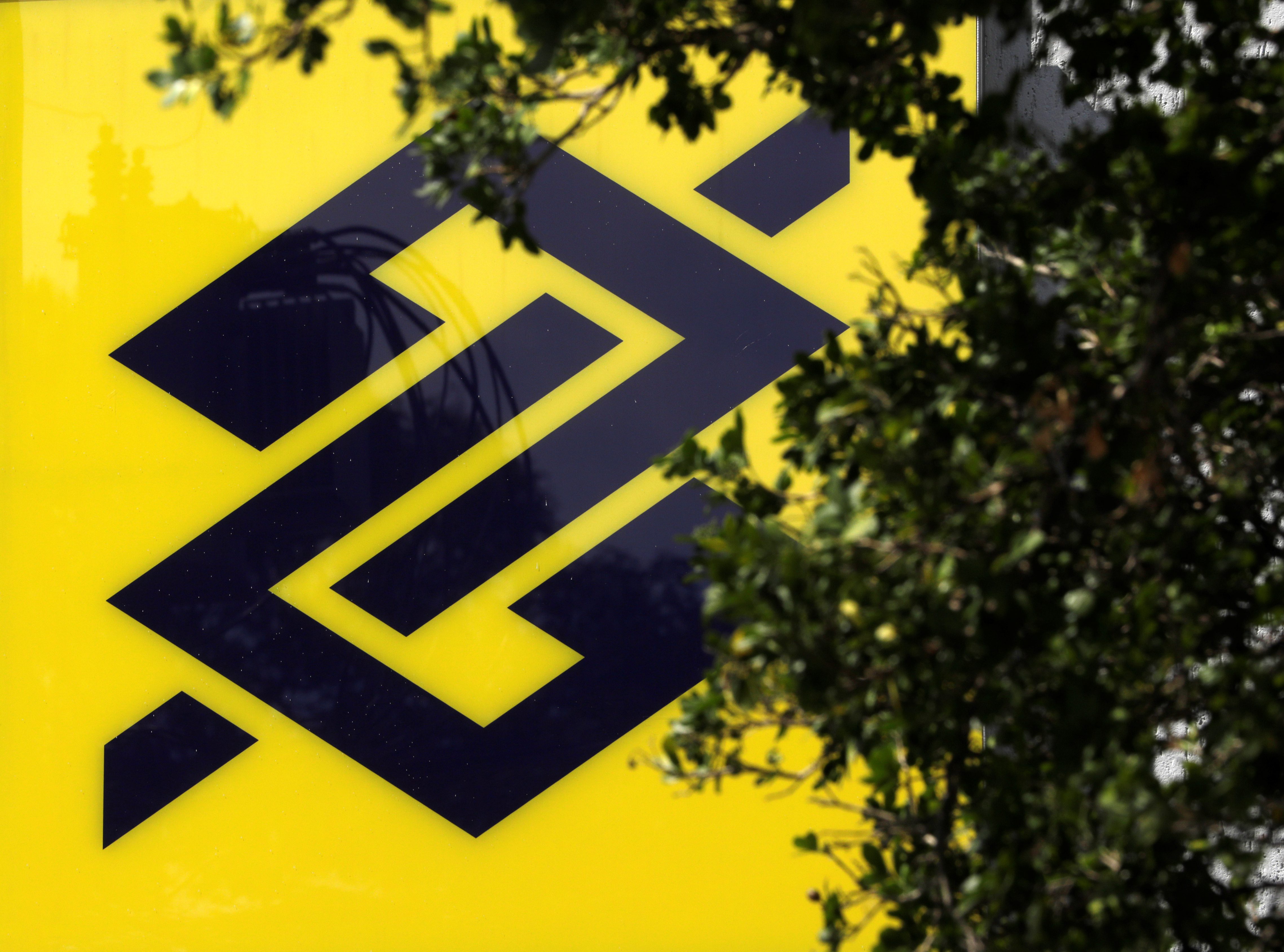 Foto de logo do Banco do Brasil (BBSA3, BBSA4) em azul com fundo amarelo em agência em São Paulo