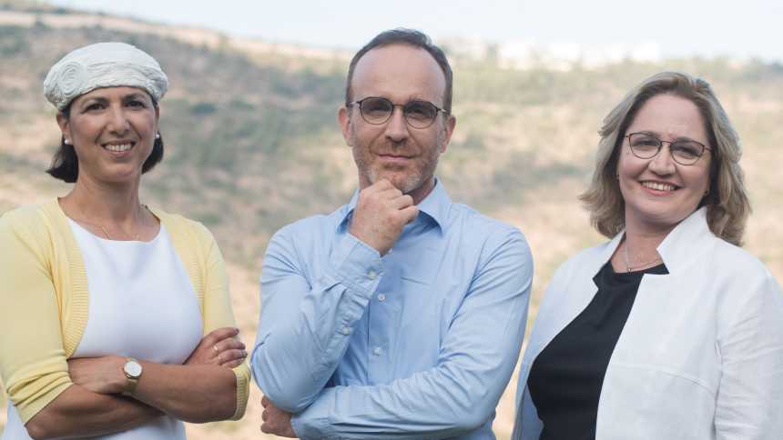 A startup fundada por Shulamit Levenberg, Didier Toubia e Neta Lavon <em>(da esq. para dir.)</em> já levantou quase US$ 120 milhões (Foto: Aleph Farms)” width=”860″ height=”484″><figcaption>A startup fundada por Shulamit Levenberg, Didier Toubia e Neta Lavon (da esq. para dir.) já levantou quase US$ 120 milhões (Foto: Aleph Farms)</figcaption></figure>
<p>As carnes de laboratório surgem como uma alternativa à escassez de terras agrícolas e à crescente demanda global por proteína de origem animal. Avaliado em US$ 200 milhões, o mercado global de carne cresceu 16,1% apenas em 2023. Até 2034, deve bater <a href=