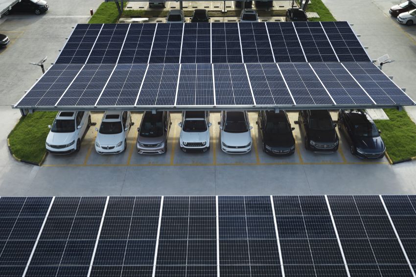 Carports instalados na fábrica. Imagem: Astronergy/Divulgação