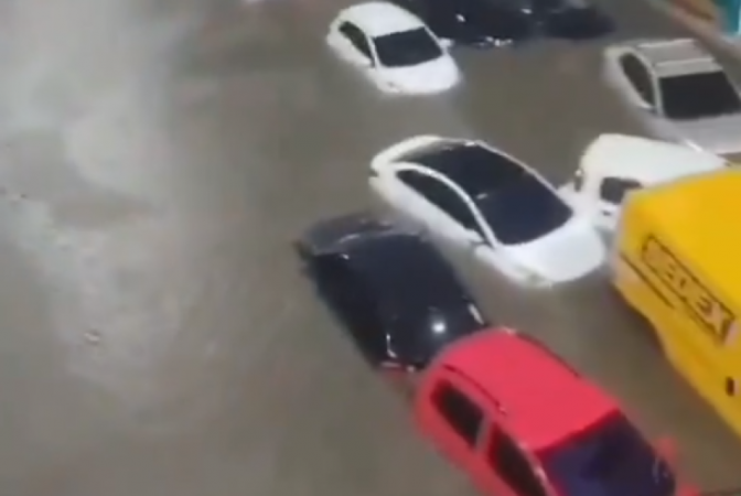 Carros submersos na Avenida Brasil