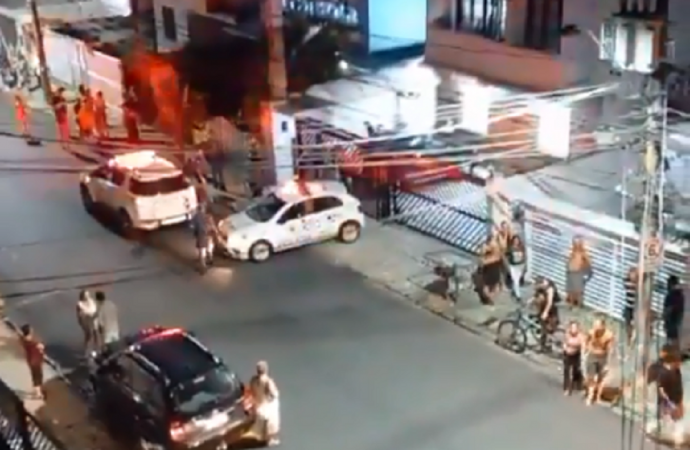 Movimentação de policiais e curiosos na rua em que Dejon Kovac foi morto
