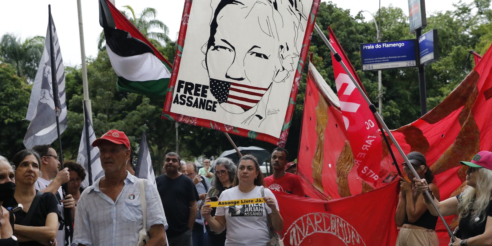 manifestacao-no-rio-pede-liberdade-para-julian-assange
