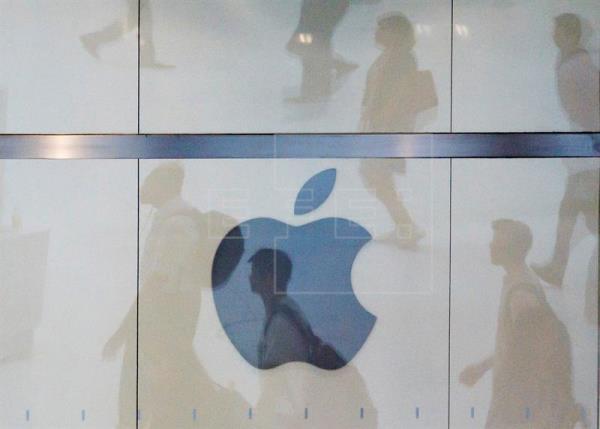 Sombra de homem passa em frente ao logotipo da Apple