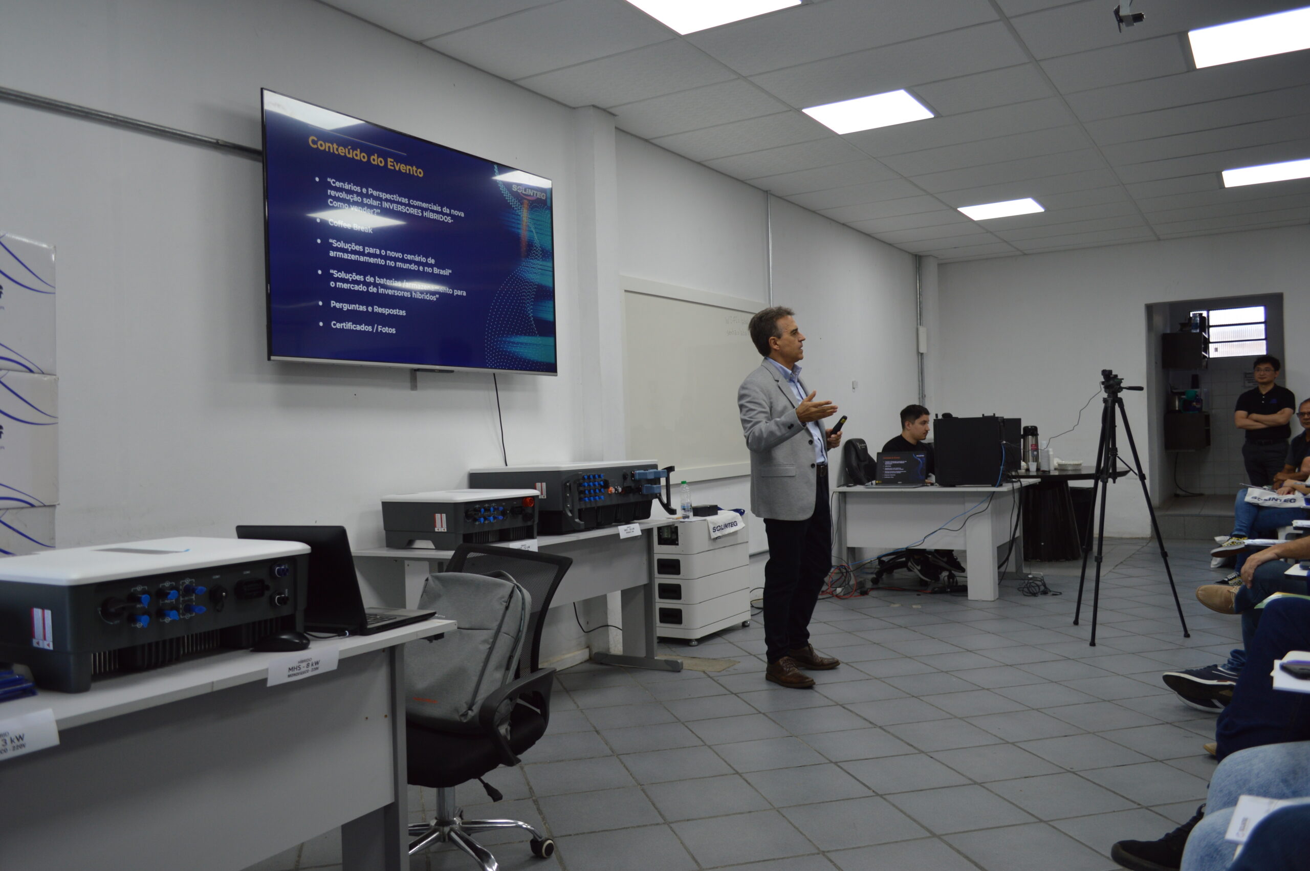 Carlos Trotta durante palestra. Imagem: Solinteg/Divulgação