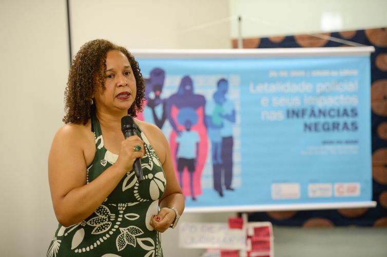 Rio de Janeiro (RJ), 20/02/2024 – A diretora-executiva do Instituto Brasileiro de Análises Sociais e Econômicas (Ibase), Rita Corrêa Brandão durante o evento Escuta popular sobre letalidade policial e o impacto na infância, na Gamboa, na zona portuária do Rio de Janeiro. Foto: Tomaz Silva/Agência Brasil
