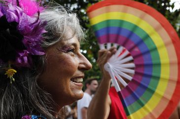 Rio de Janeiro (RJ) 14/02/2024 – A professora universitária Lenise Fernandes curte o carnaval do bloco Me Enterra na Quarta, que desfila nas ruas da Glória na quarta-feira de cinzas. Foto: Fernando Frazão/Agência Brasil