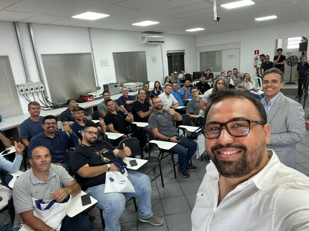 Participantes do encontro promovido pela fabricante. Imagem: Solinteg/Divulgação