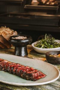 Picanha de wagyu farofa de mandioca e legumes, com rapadura é um dos pratos do Fogo (Foto: Joann Pai)