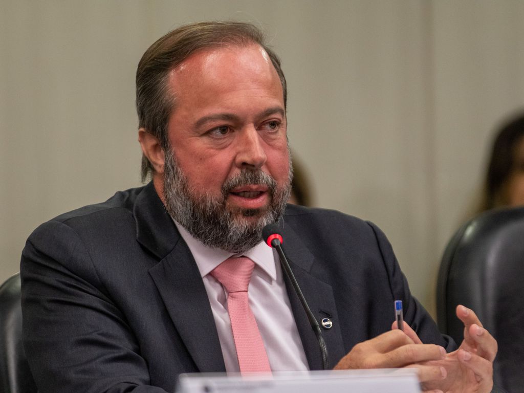 Para reduzir preço de passagens aéreas, governo cria grupo para estudar valor do querosene