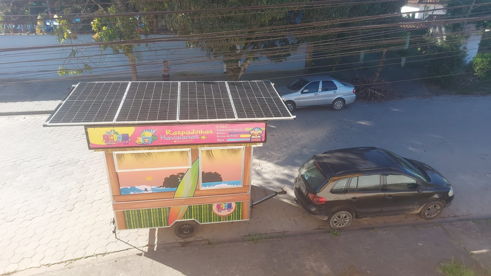 Família vende raspadinhas na praia em trailer equipado com energia solar 