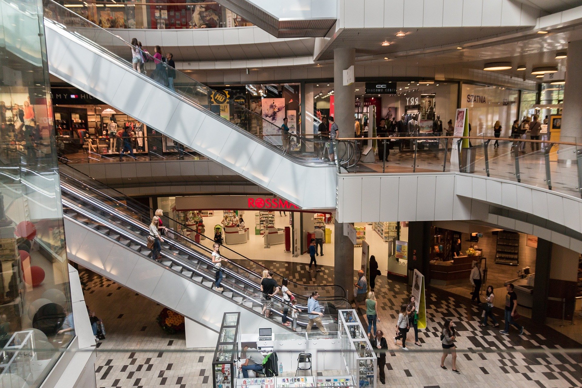 shoppings-fecham-127-lojas-em-agosto.-polishop,-ponto-e-imaginarium-lideram
