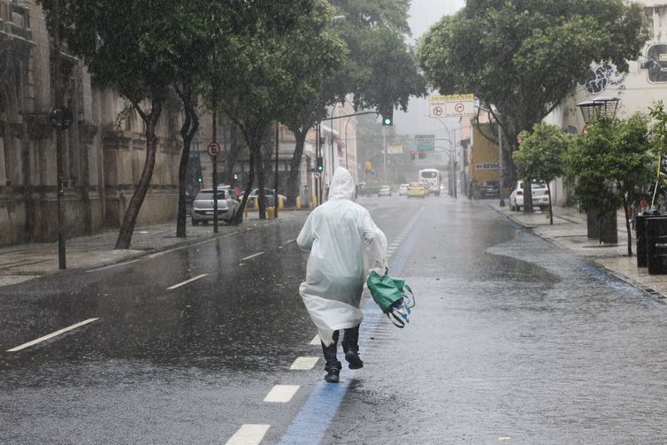 Rio de Janeiro (RJ) 22/03/2024 – Temporal atinge o Rio de Janeiro e trabalhadores deixam a região central da cidade, que tem ponto facultativo decretado com previsão de chuvas extremas. Foto: Fernando Frazão/Agência Brasil