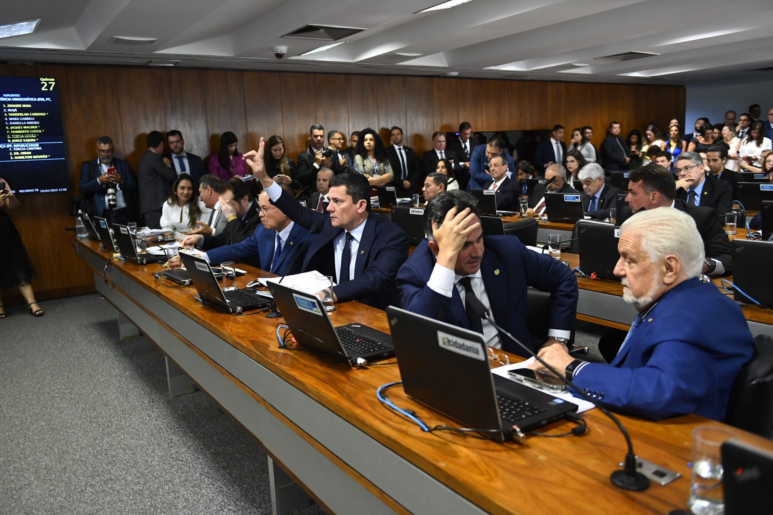 ccj-do-senado-aprova-pec-que-propoe-bonus-para-magistrados,-procuradores-e-promotores-|-cnn-brasil