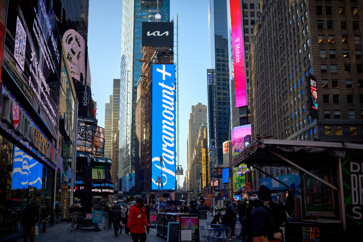 paramount-troca-ceo-por-trio-de-executivos-enquanto-negocia-fusao-com-skydance-|-investnews