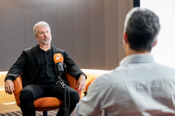 Michael Saylor, presidente e CEO da MicroStrategy: ele começou a comprar Bitcoin em 2020 como uma proteção contra a inflação e uma alternativa para reter caixa da empresa. Hoje, a MicroStrategy possui no balanço 214.246 bitcoins. Ao preço de US$ 67.069,60 (sexta 12, às 17h de Brasília) equivalia a US$ 14,4 bilhões. A empresa é avaliada em US$ 25 bi. Foto: Mariana Pekin/Inteligência Financeira