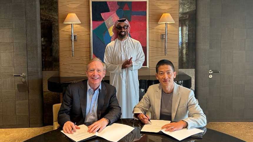 Brad Smith, da Microsoft (à esq.), o xeique Tahnoun bin Zayed al Nahyan e Peng Xiao, CEO da G42