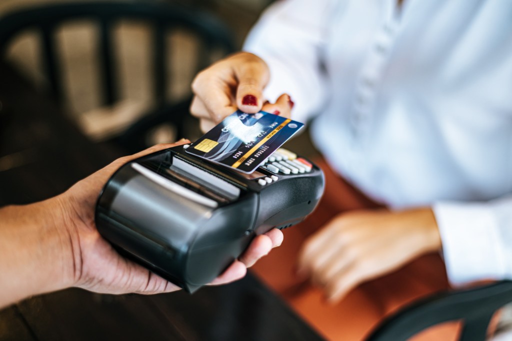 juros-de-cartao-de-credito-sobem-e-atingem-421,3%-ao-ano-em-marco