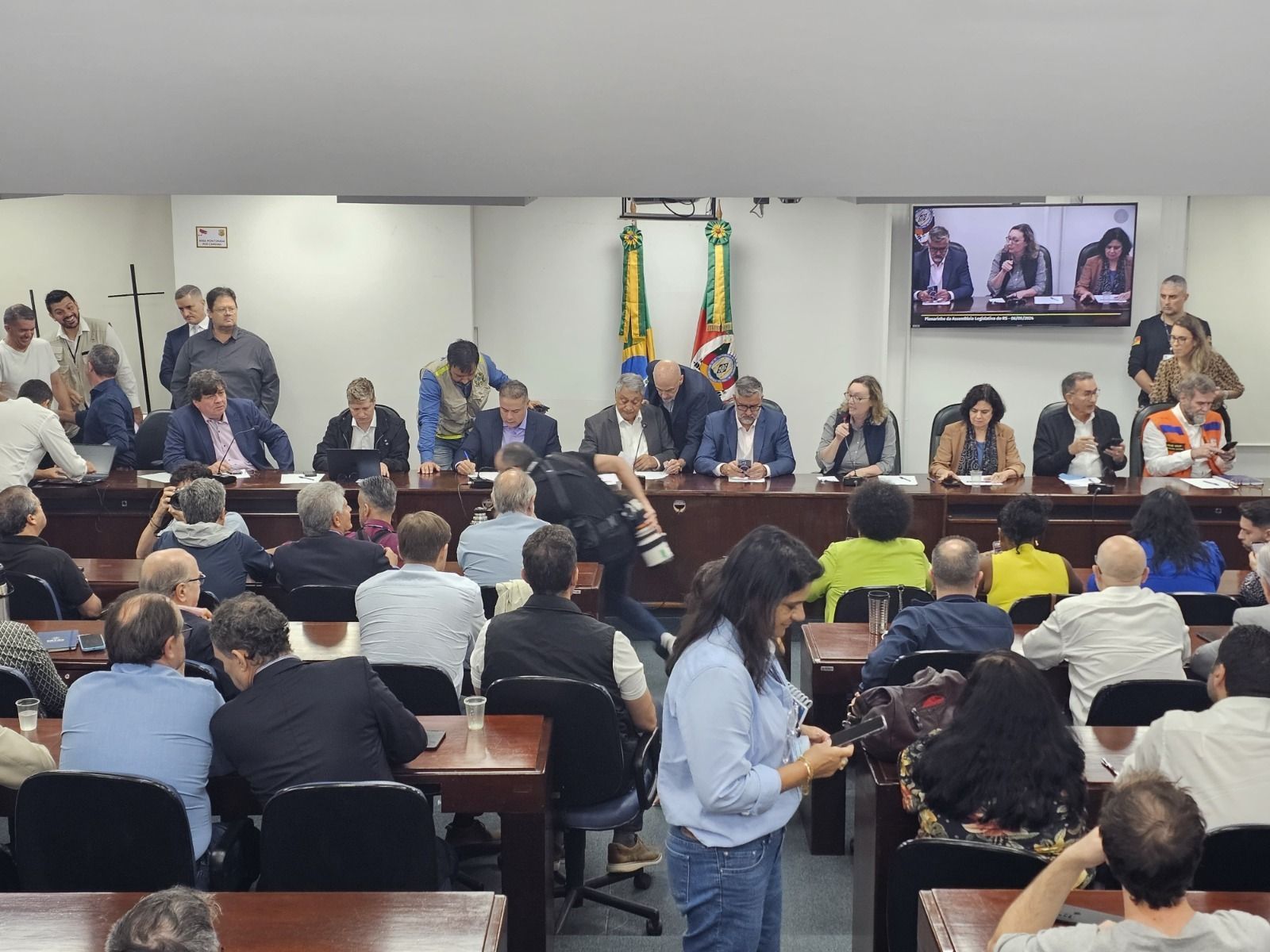 governo-e-parlamentares-gauchos-discutem-reconstrucao-do-rs-apos-trabalho-de-resgate-|-cnn-brasil