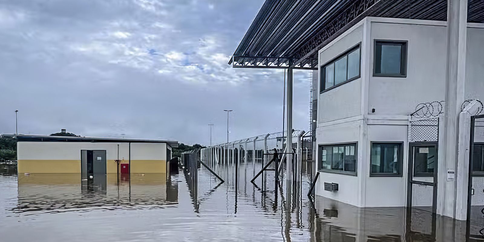 mais-de-1-mil-presos-sao-transferidos-apos-penitenciaria-inundar-no-rs