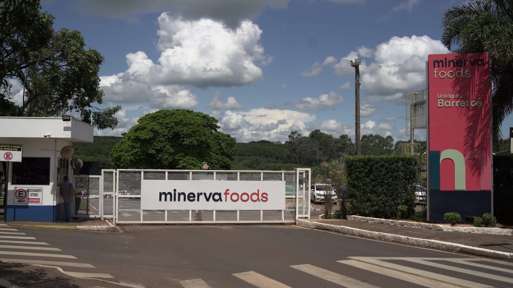 acoes-em-alta:-minerva-salta-quase-10%-em-bom-dia-para-frigorificos;-cvc-e-azul-tem-maiores-perdas