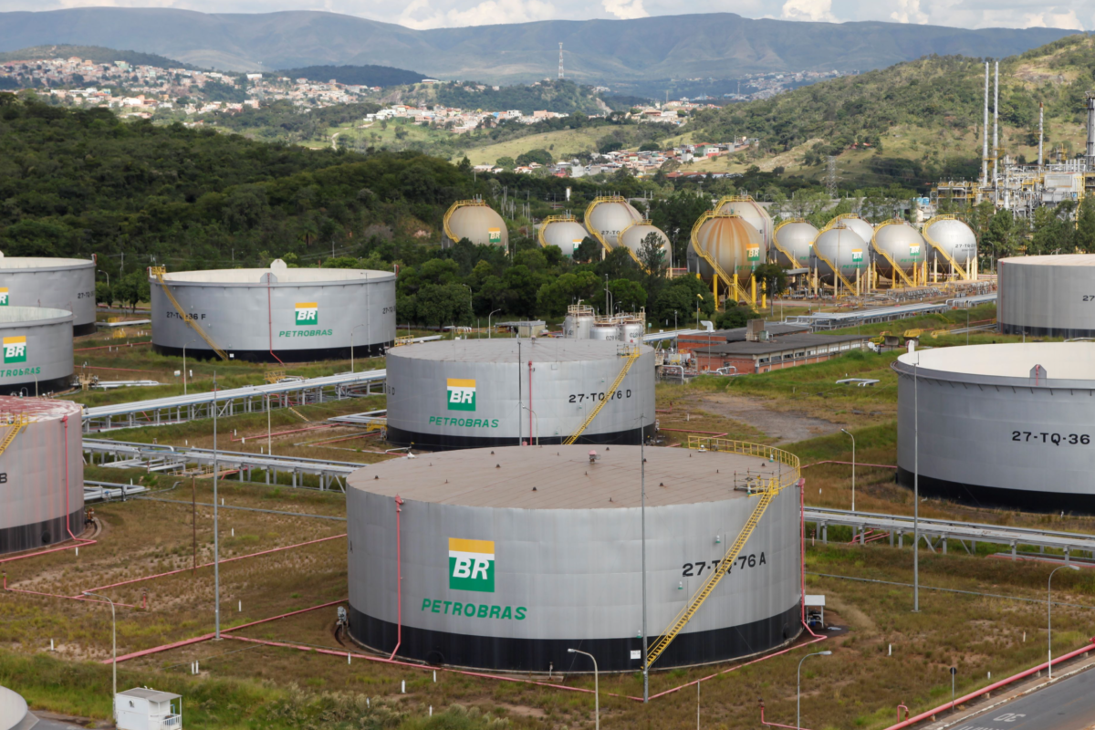 ibovespa-acumula-alta-na-semana,-mesmo-com-petrobras;-dolar-cai-mais-de-1%-|-investnews