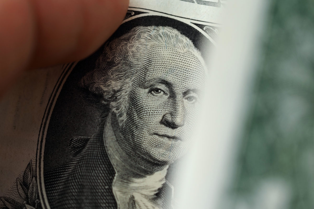 dolar-tem-leva-alta-e-ibovespa-cai-com-projecao-de-que-selic-seguira-em-dois-digitos-|-investnews