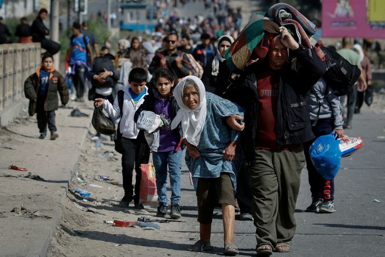 Palestinians fleeing north Gaza move southward as Israeli tanks roll deeper into the enclave, amid the ongoing conflict between Israel and Hamas, in the central Gaza Strip, November 10, 2023. REUTERS/Ibraheem Abu Mustafa         TPX IMAGES OF THE DAY         SEARCH 