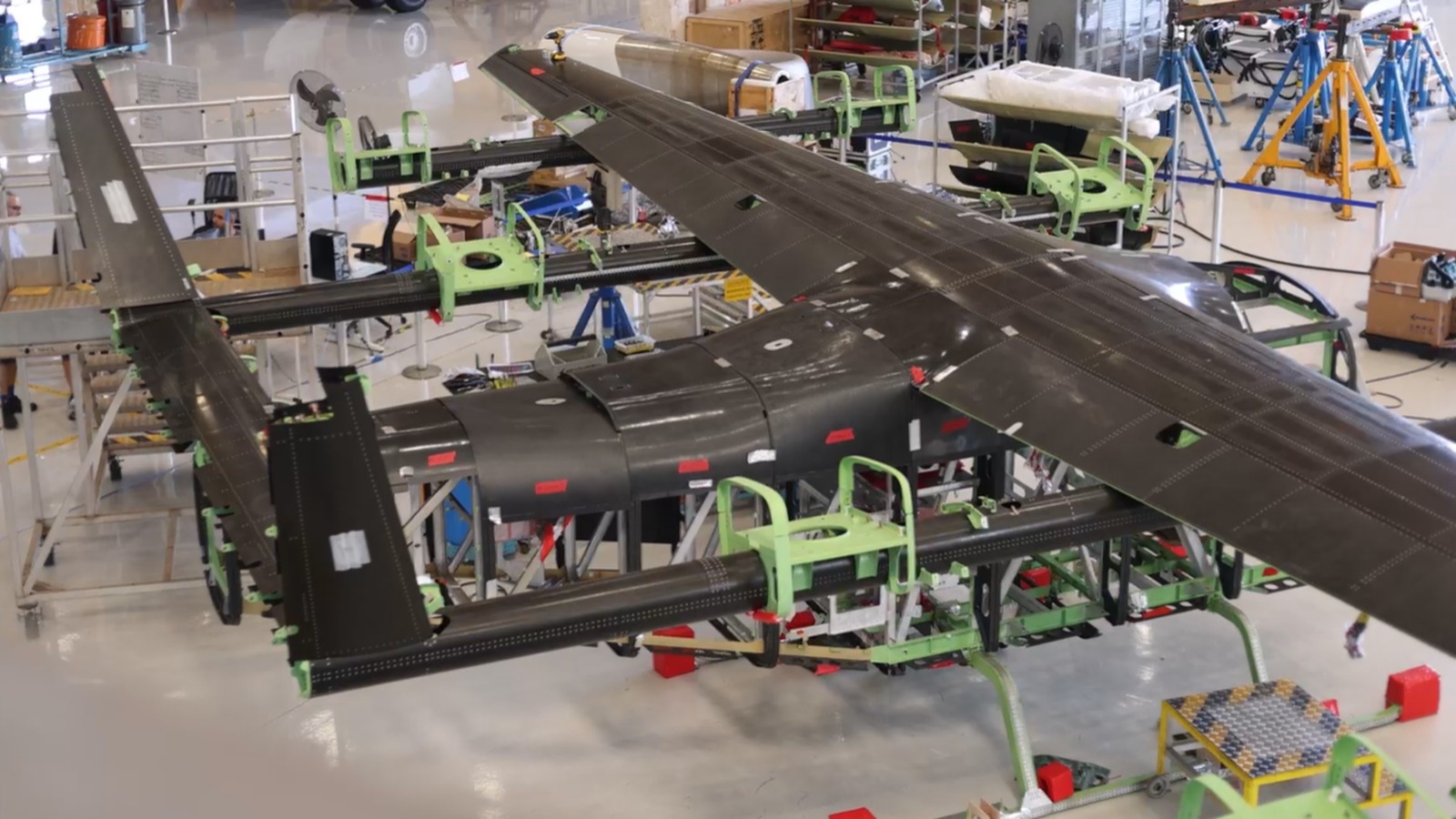 O que é um eVTOL? Reportagem mostra eVTOL, da Eve/Embraer, uma aeronave elétrica de pouso e decolagem vertical, que tem dimensões similares a de um helicóptero Bell 505, com 3.30m de altura, 10.30 de comprimento e 15.20 de envergadura.