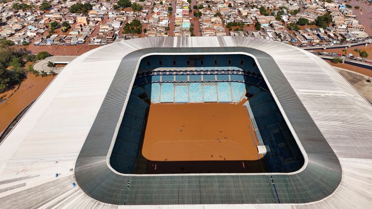 Vista aérea da Arena do Grêmio inundada em Porto Alegre  06/05/2024 REUTERS/Amanda Perobelli