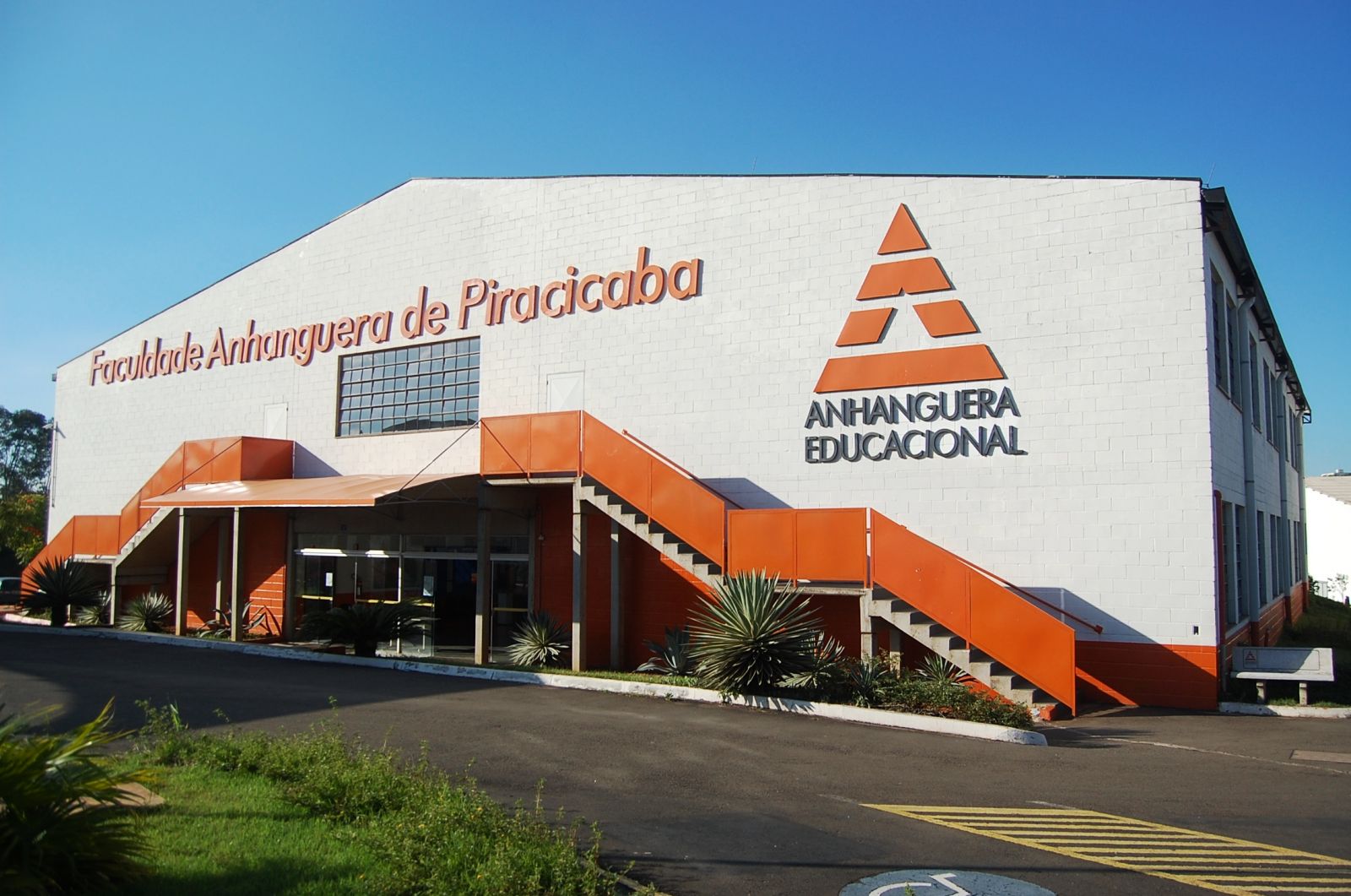 Fies; ações da Cogna, setor de educação