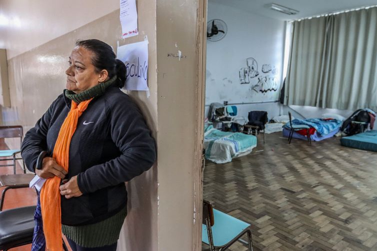 Porto Alegre (RS), 27/05/2024 - Icleia Machado, 50 anos, diarista perdeu todos seus pertences após as enchentes em POA e agora está alojada no colégio, Estadual Júlio de Castilhos, que funciona como abrigo desde o dia 5 de maio.  Foto: Rafa Neddermeyer/Agência Brasil