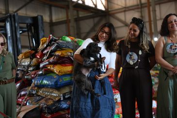 Brasília (DF) 18/05/2024 Força Aérea Brasileira (FAB) leva para o Rio Grande do Sul,  aproximadamente 20 toneladas de ração para pets.( Primeira Dama Janja Lula da Silva Participou da embarque dos alimentos). Foto José Cruz/ Agência Brasil