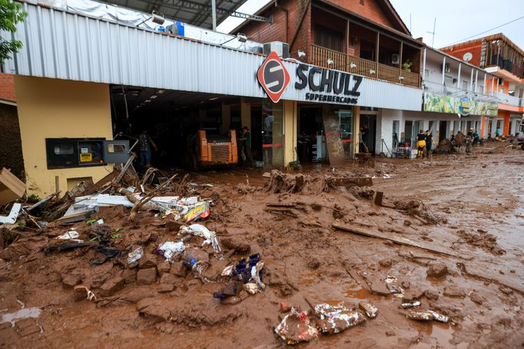 SINIMBU, RS, BRASIL, 03.05.2024 - Trabalho de limpeza na região de Sinumbu, devido aos estragos causados pela forte chuva no estado do Rio Grande do Sul. Foto: Gustavo Mansur/Palácio Piratini