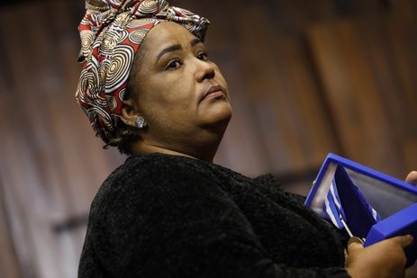 Rio de Janeiro (RJ) 25/06/2024 – Entrega da Medalha Tiradentes a Moïse Kabagambe post mortem, representado por sua mãe, Lotsove Lolo Lay Ivone, pela deputada Dani Monteiro, na Assembleia Legislativa (Alerj). Foto: Fernando Frazão/Agência Brasil