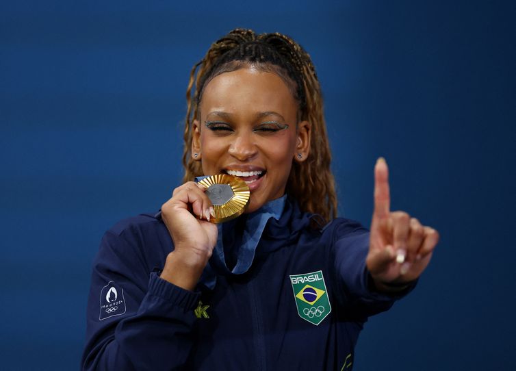 Paris 2024 Olympics - Artistic Gymnastics - Women's Floor Exercise Victory Ceremony - Bercy Arena, Paris, France - August 05, 2024.  Gold medallist Rebeca Andrade of Brazil celebrates with her medal. REUTERS/Hannah Mckay