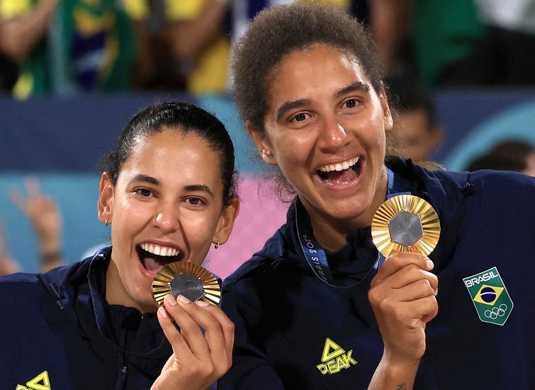 Paris 2024 Olympics - Beach Volleyball - Women's Victory Ceremony - Eiffel Tower Stadium, Paris, France - August 10, 2024.   Gold medallists Ana Patricia Silva Ramos of Brazil and Eduarda Santos Lisboa of Brazil pose with medals. REUTERS/Esa Alexander REFILE - CORRECTING DATE FROM 