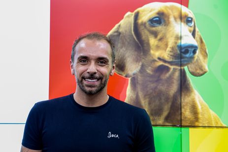 Brasília, (DF), 30/10/2024 - O tutor do cachorro Joca que morreu dentro de avião da Gol, João Fantazzini durante apresentação das novas regras para o transporte de animais no setor aéreo.  Foto: Valter Campanato/Agência Brasil