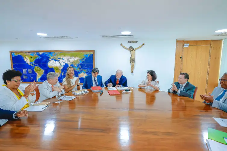 29.11.2024 - Presidente da República, Luiz Inácio Lula da Silva, durante reunião com a Ministra da Igualdade Racial, Anielle Franco, no Palácio do Planalto. Brasília - DF    Foto: Ricardo Stuckert/PR