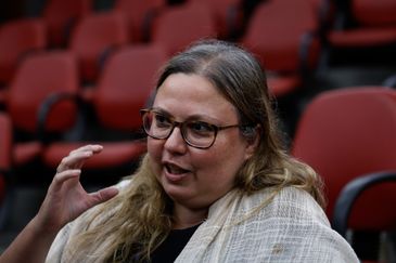 Rio de Janeiro (RJ), 05/12/2024 - Rosa Costa Quental, advogada, membro do Coletivo Filhos e Netos por Memória, Verdade e Justiça, formado por familiares de mortos, desaparecidos, torturados e perseguidos políticos, fala sobre sua história, no auditório da UERJ.  Foto: Tânia Rêgo/Agência Brasil