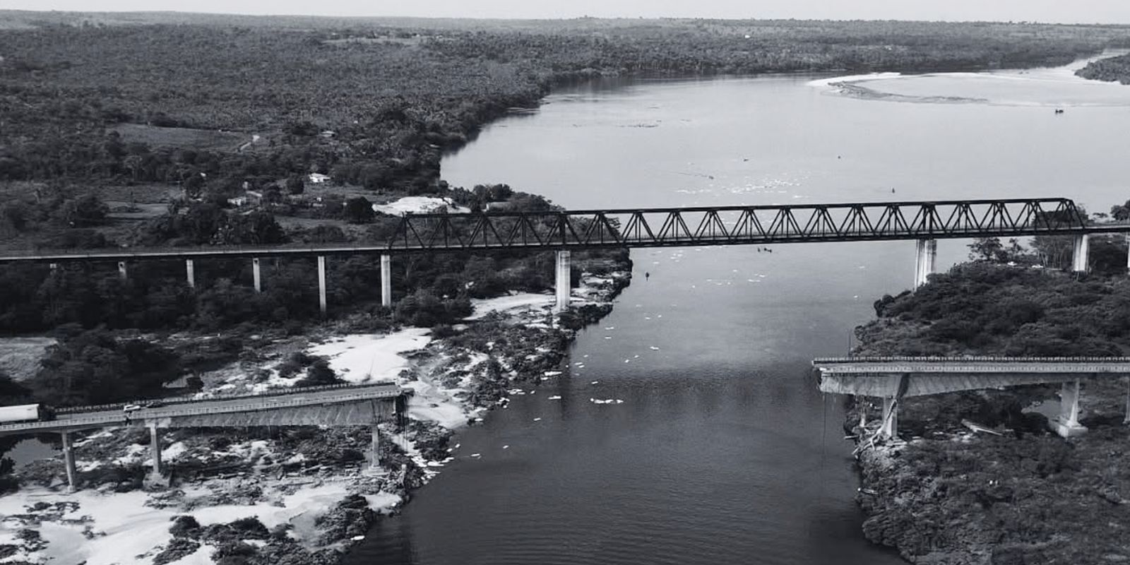 resgatado-corpo-em-cabine-de-caminhao-submerso-apos-queda-de-ponte