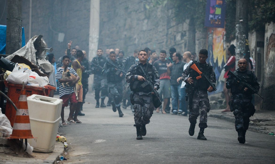 Fernando Frazão/Agência Brasil Rio de Janeiro - Operação policial após ataques às bases das Unidades de Polícia Pacificadora (UPP) nas comunidades do Cantagalo e Pavão-Pavãozinho, em Copacabana. (Fernando Frazão/Agência Brasil)
